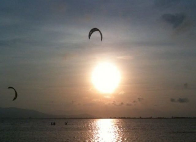 Kite con la puesta de sol